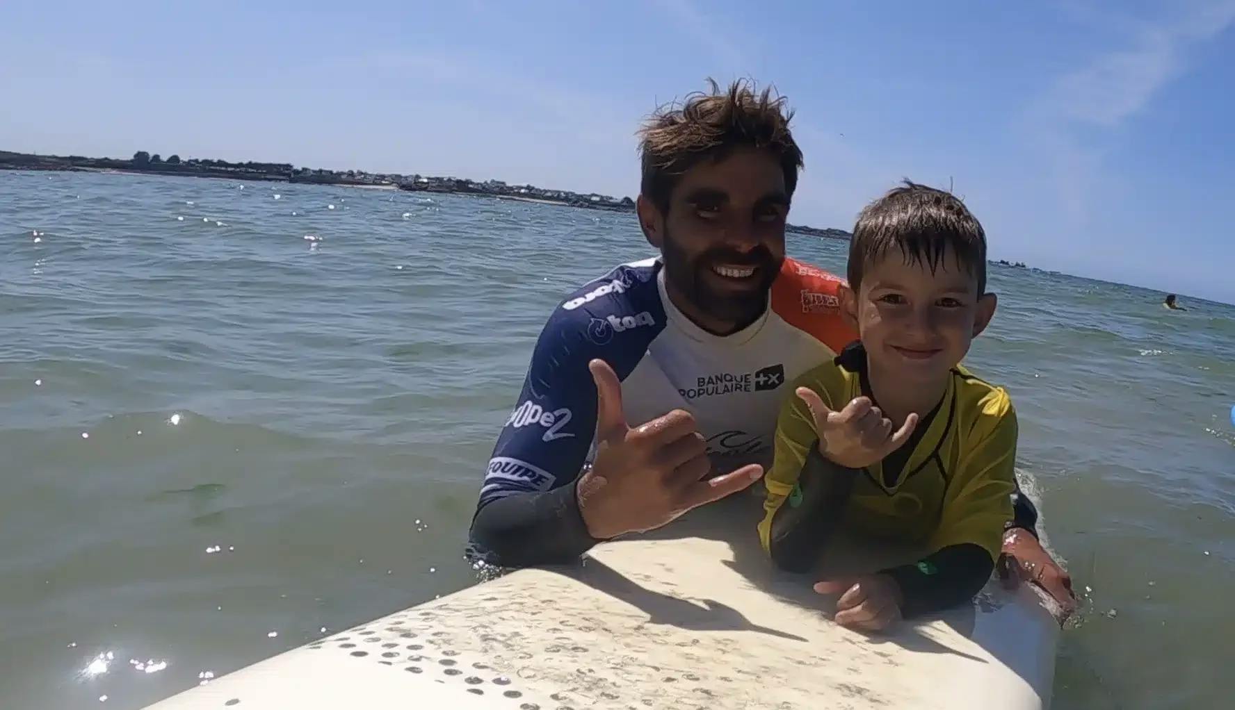 Raf, moniteur de la Dossen Surf School, donne un cours à un jeune garçon