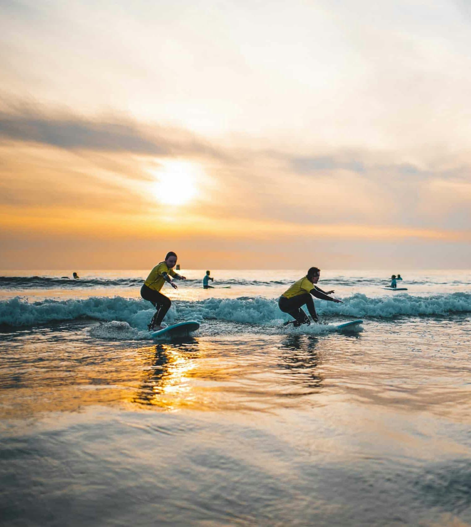 Groupe de surfers au Dossen, coucher de soleil à Santec