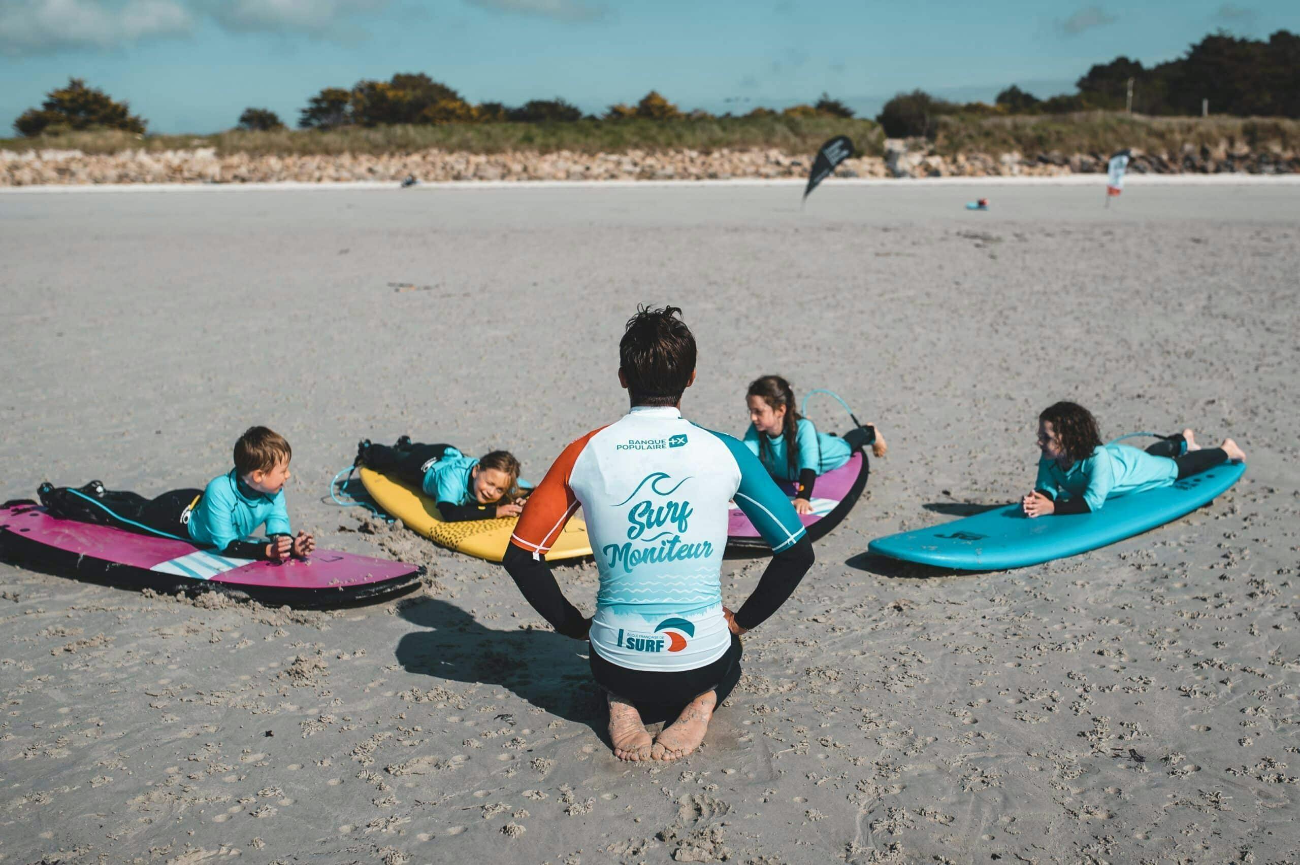 Rafaël donne un cours de surf à des enfants au Dossen à Santec