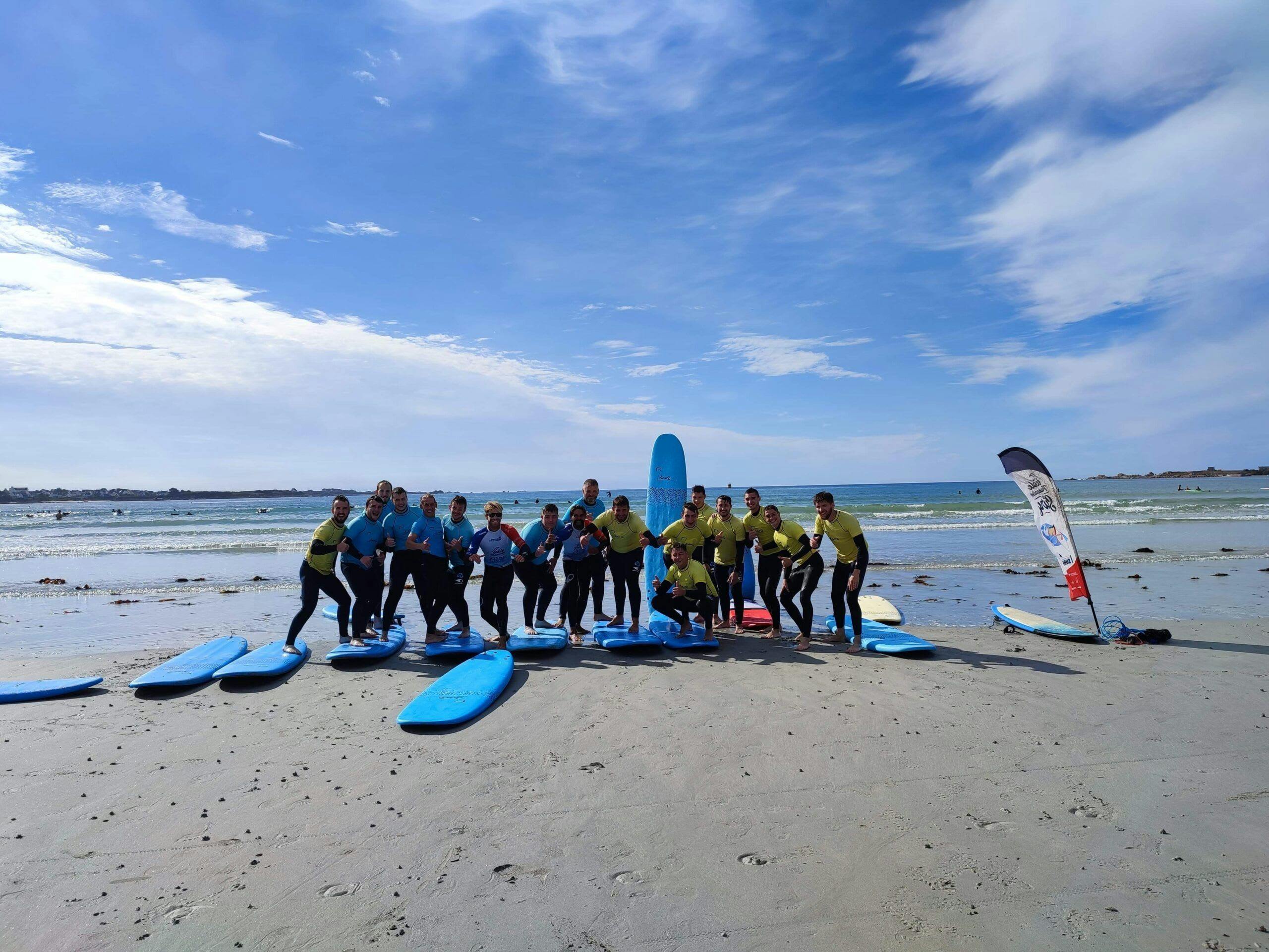 Groupe de surfers au Dossen à Santec