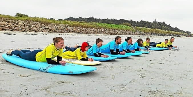 Les stagiaires en plein cours à l'école de surf du Dossen à Santec