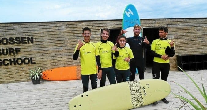 Les stagiaires prennent la pose devant la Dossen Surf School
