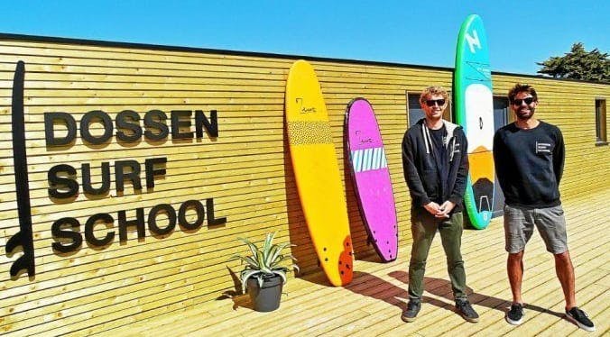 Pierre et Rafaël devant la Dossen Surf School