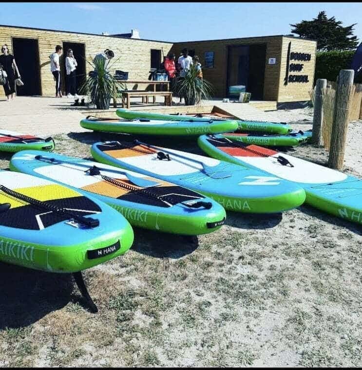 Des planches de paddle en location à la Dossen Surf School à Santec