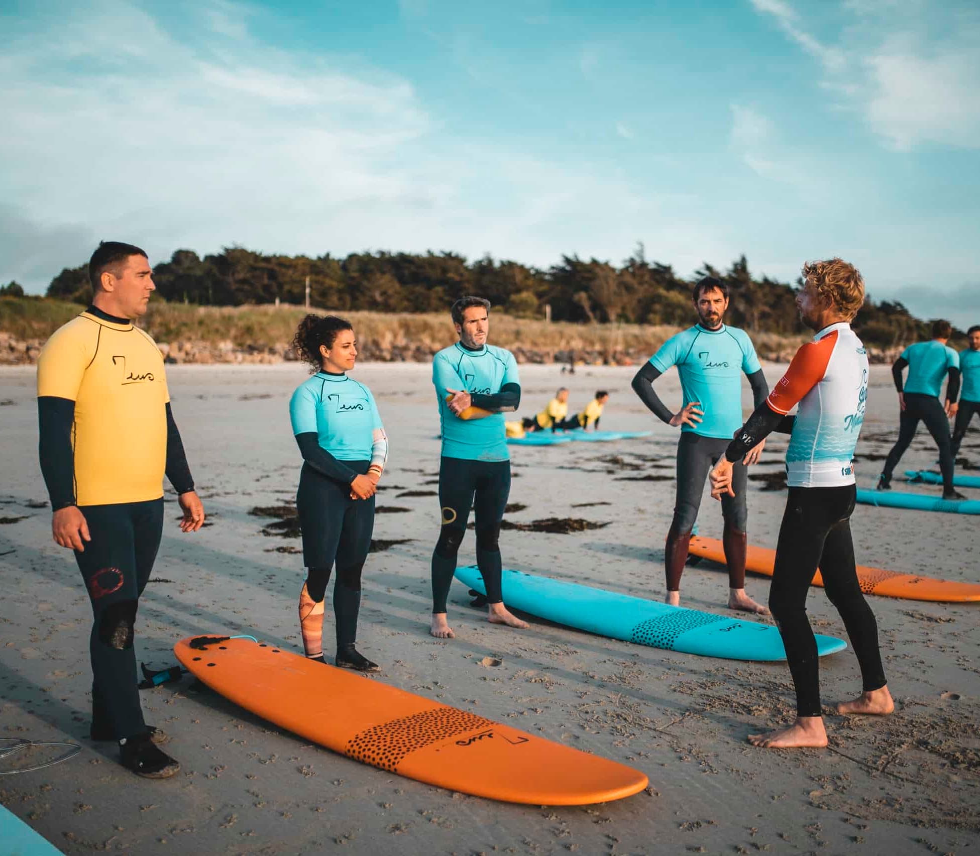 Début d'un cours de surf à la Dossen Surf School à Santec